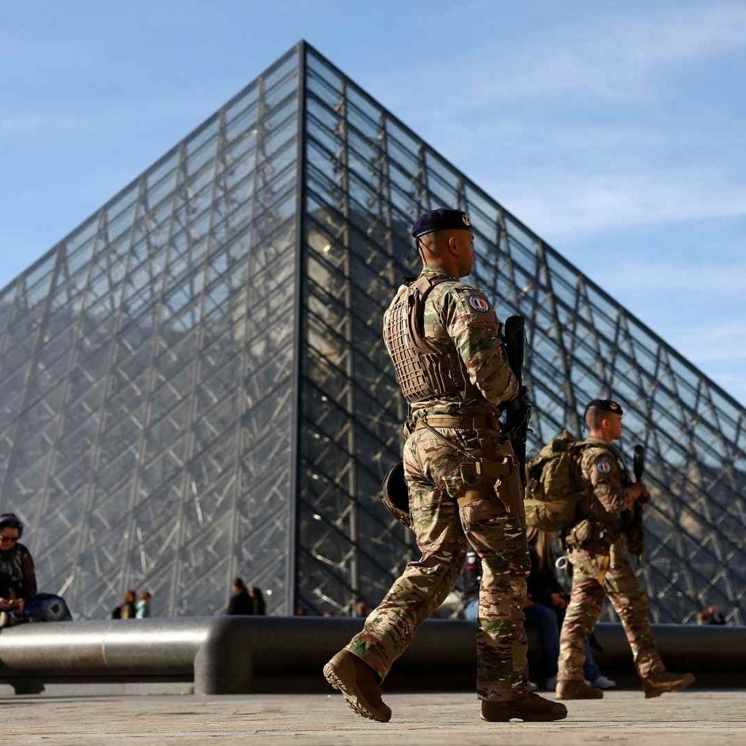 Soldados franceses patrullan junto a la pirámide de cristal del Museo del Louvre este 30 de octubre