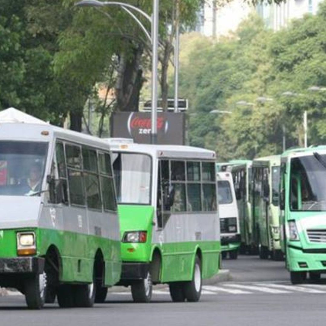 Varios transportes públicos de color verde.