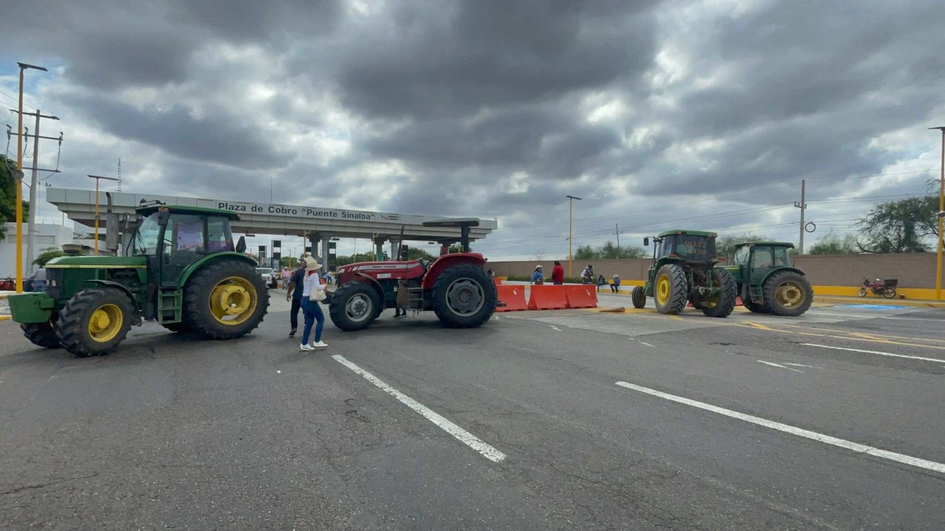 Agricultores Realizan Bloqueo Total en la Caseta Cuatro Caminos en Guasave, Sinaloa. Foto: Nmás Sinaloa