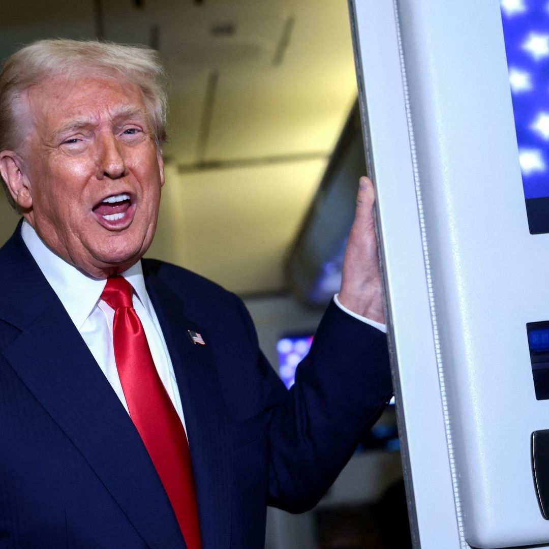 El presidente Donald Trump habla con la prensa a bordo del Air Force One rumbo a EUA el 30 de octubre de 2025. Foto: Reuters