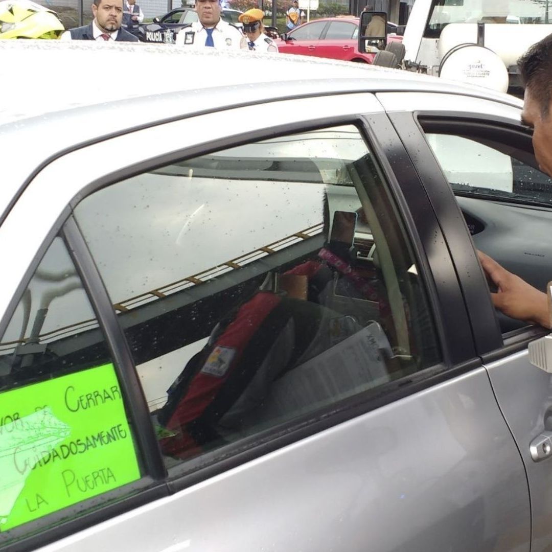 Un hombre se asoma por la ventana de un carro.