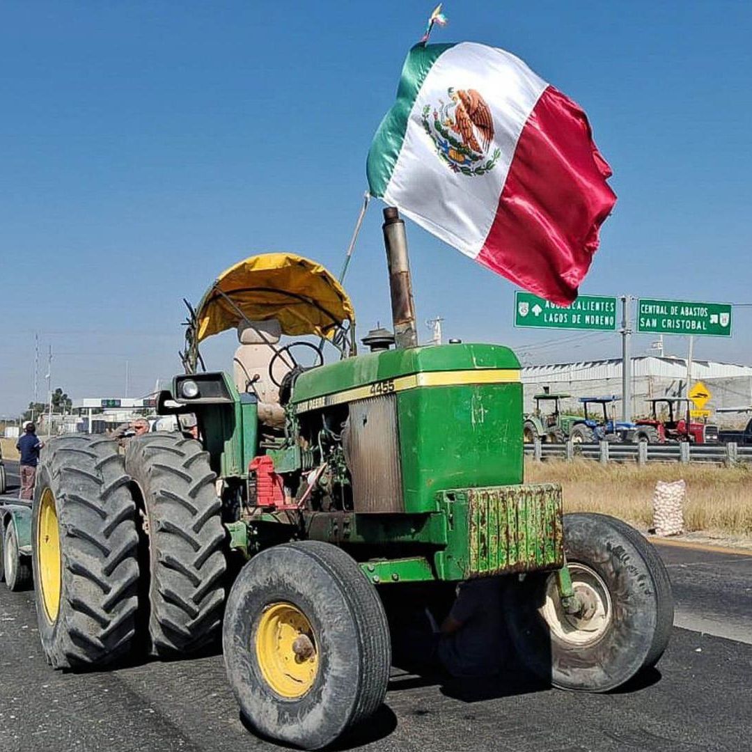 Tractor bloquea el paso e la carretera León-Aguascalientes, en Guanajuato