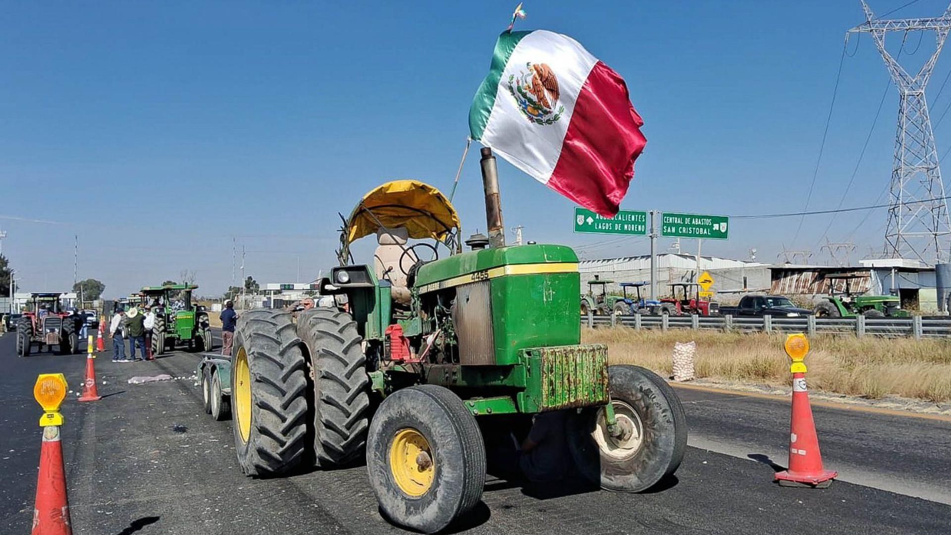Tractor bloquea el paso e la carretera León-Aguascalientes, en Guanajuato
