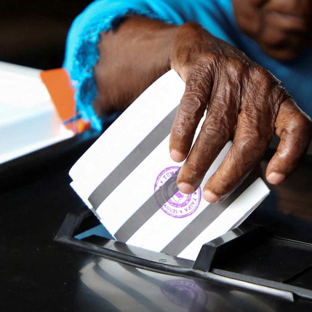Una mujer emite su voto durante elecciones generales en Tanzania, el 29 de octubre de 2025. Foto: Reuters