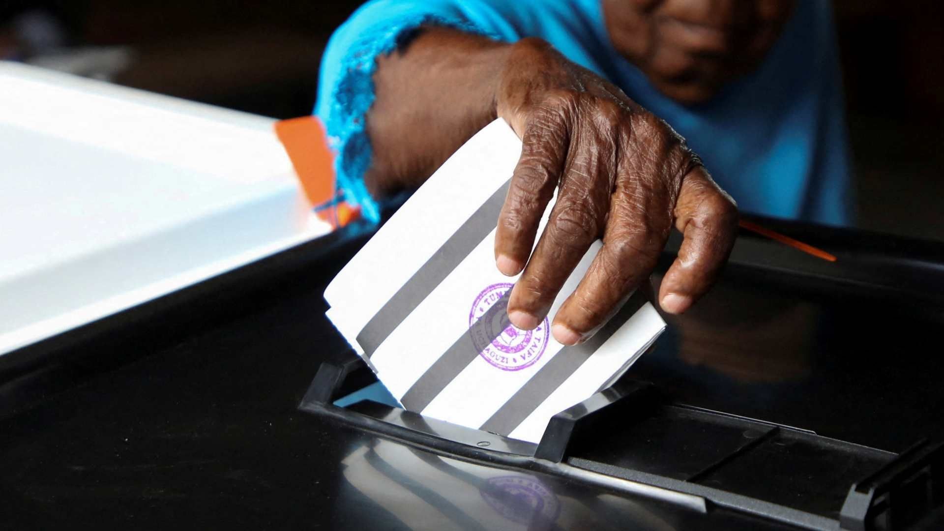 Una mujer emite su voto durante elecciones generales en Tanzania, el 29 de octubre de 2025. Foto: Reuters