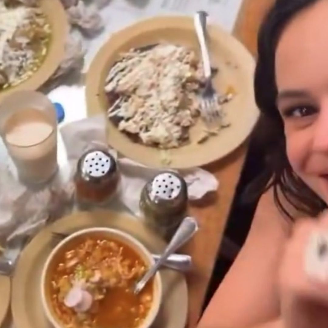 Rosalía Cena en Famoso Resutarante de la CDMX; Prueba Pozole, Flautas y Agua de Horchata.