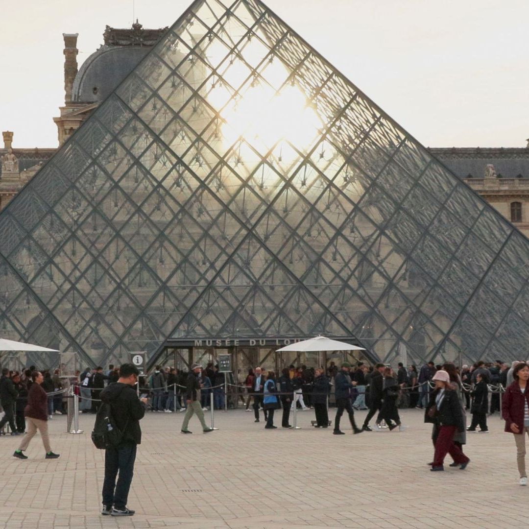 Detienen a 5 Sospechos Más por el Robo de Joyas del Museo del Louvre.