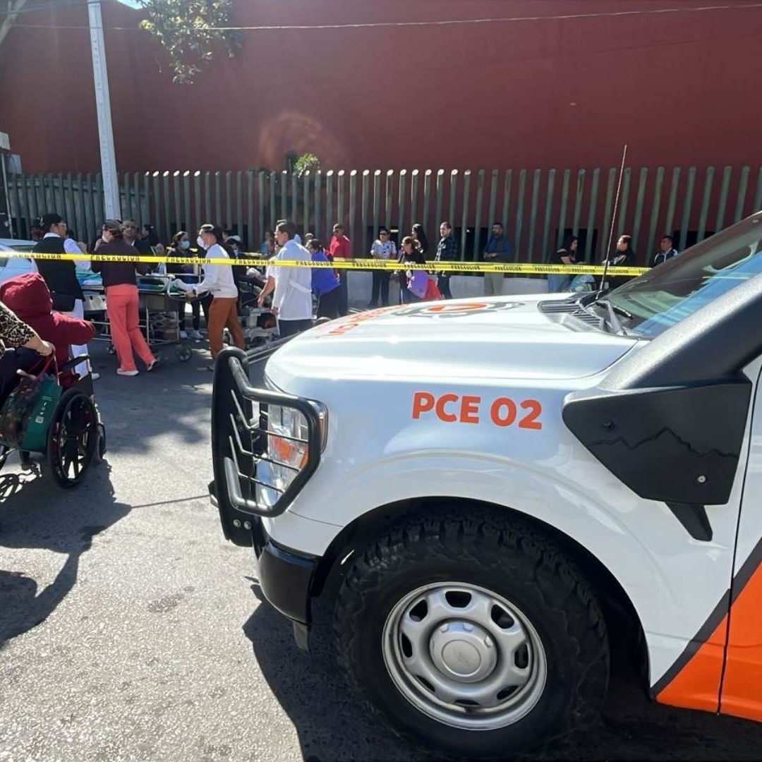 Familiares y pacientes evacúan Clínica No. 2 del IMSS