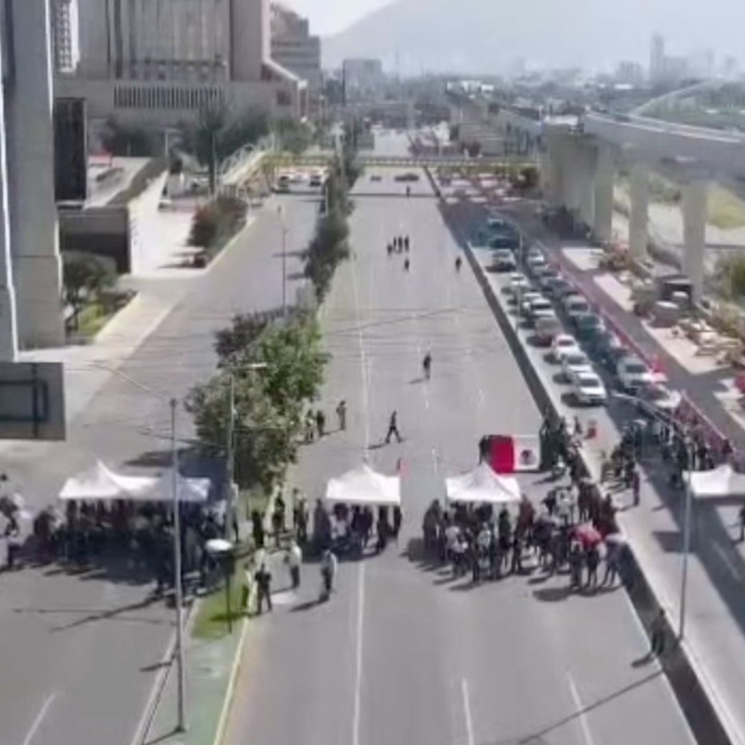 Toma aérea de la avenida Constitución bloqueada por trabajadores del Poder Judicial