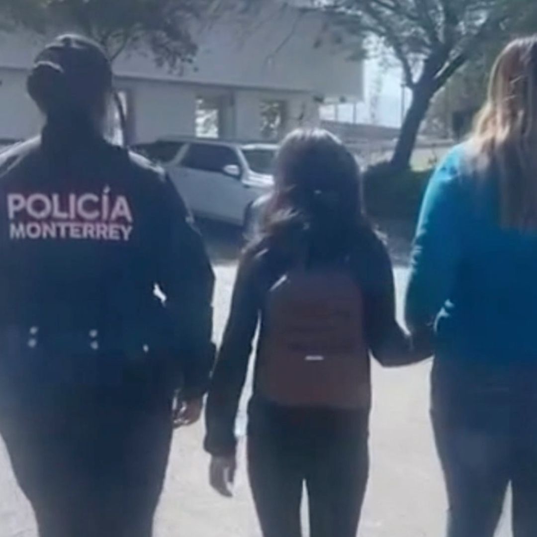 Policía de Monterrey con menor extraviada y su mamá