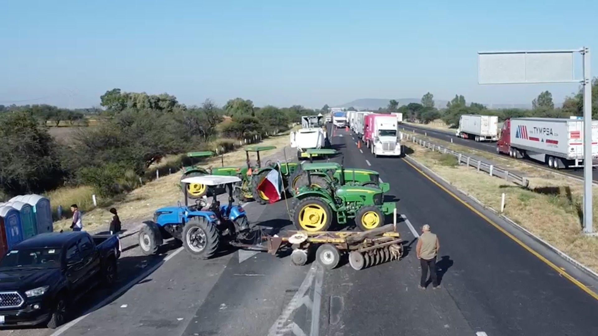 Bloqueo de Agricultores en la Autopista Celaya - Salamanca Cumple Cuatro Días. Foto: Nmás Bajío
