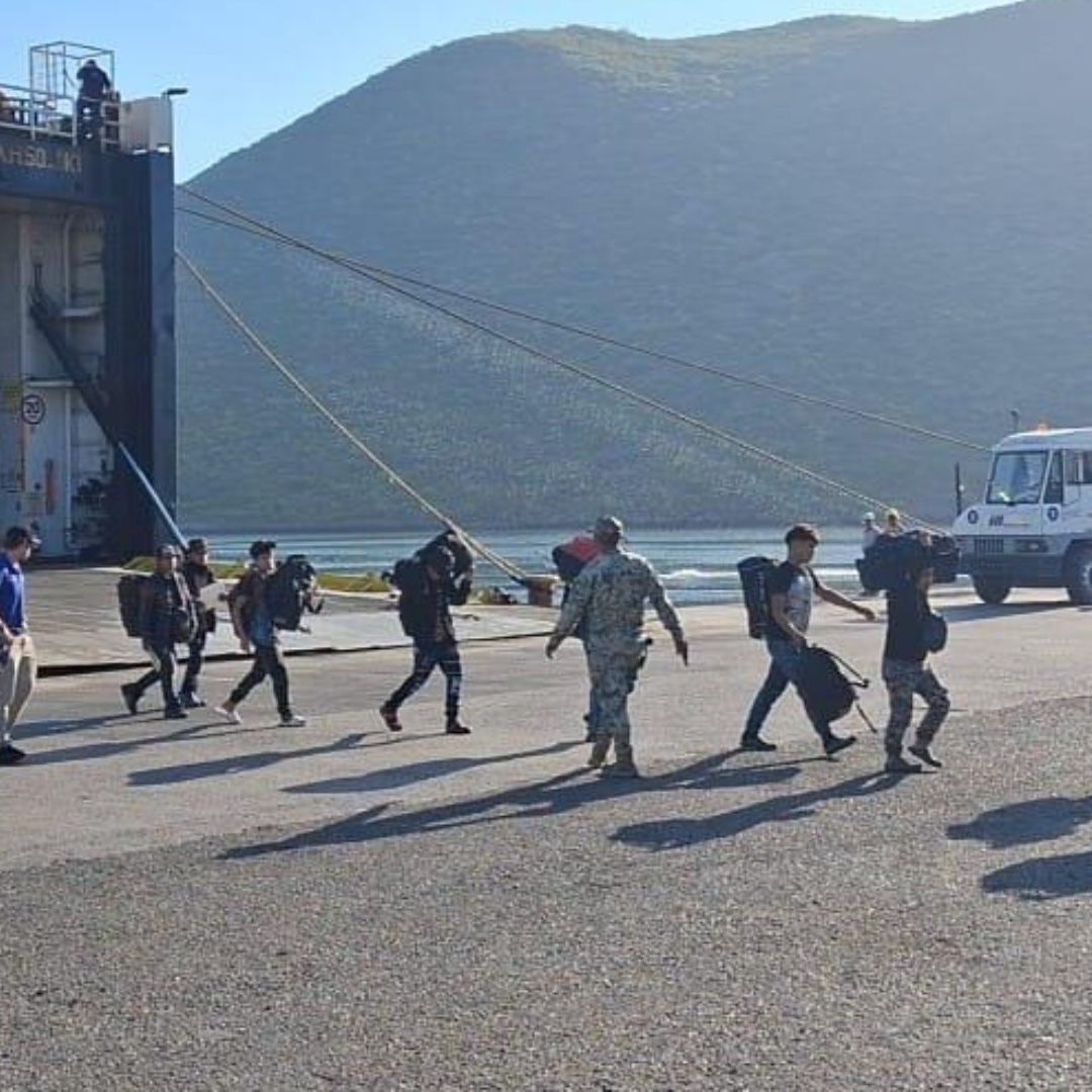 Parte de los 27 menores de edad rescatados por la Marina