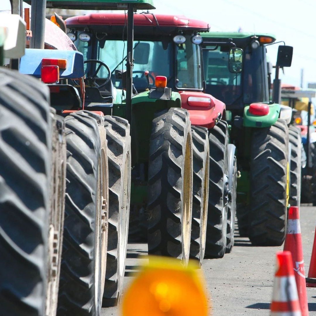 Agricultores bloquean con tractores la carretera León-Aguascalientes, en Guanajuato, el 28 de octubre 2025