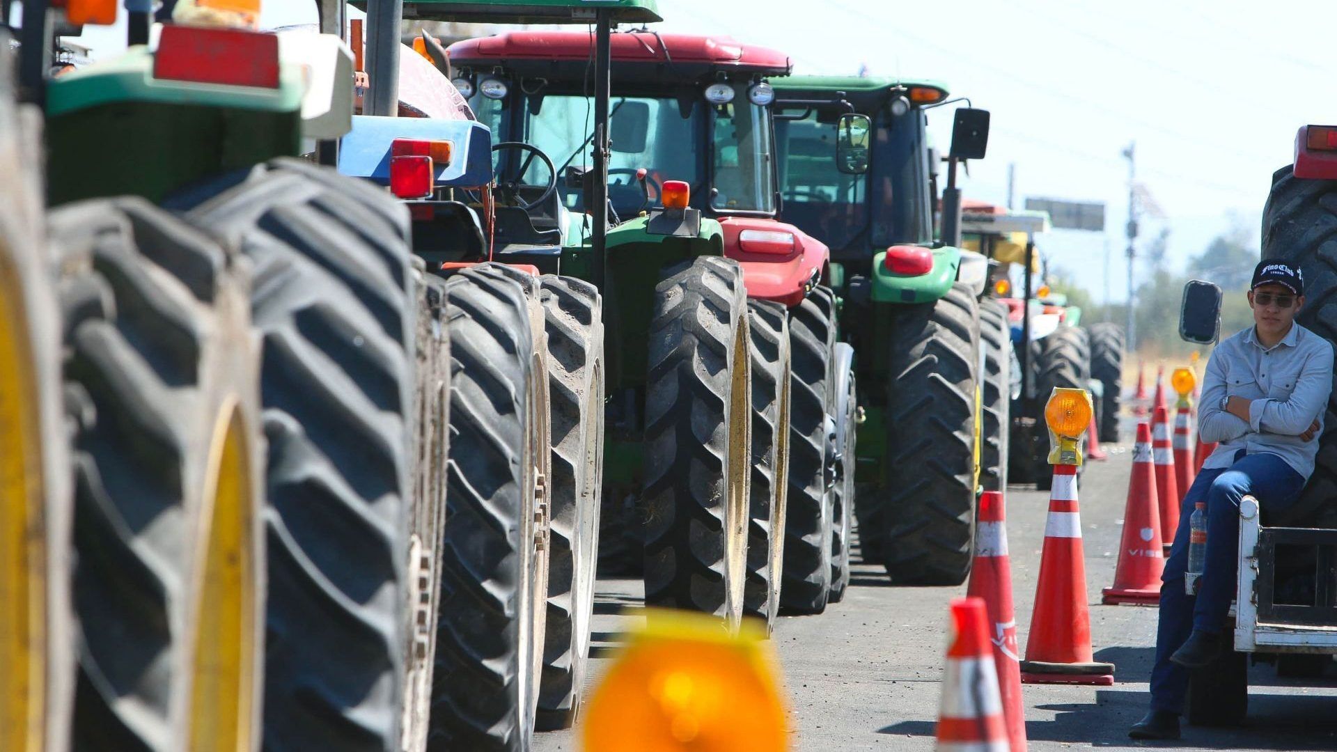 Agricultores bloquean con tractores la carretera León-Aguascalientes, en Guanajuato, el 28 de octubre 2025