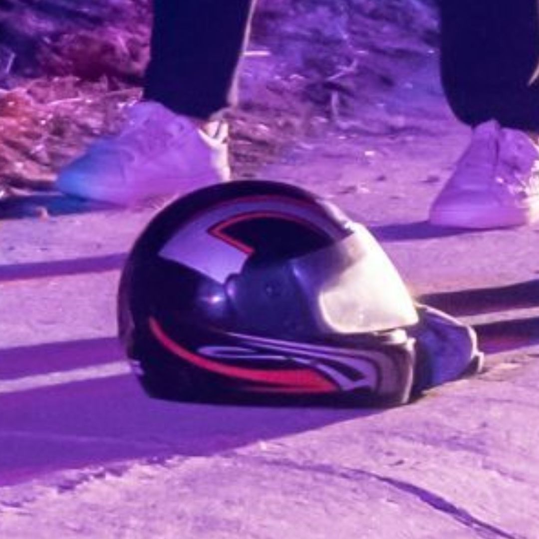 Motociclista Muere al Chocar contra Poste en Iztapalapa; Llevaba el Casco en el Brazo