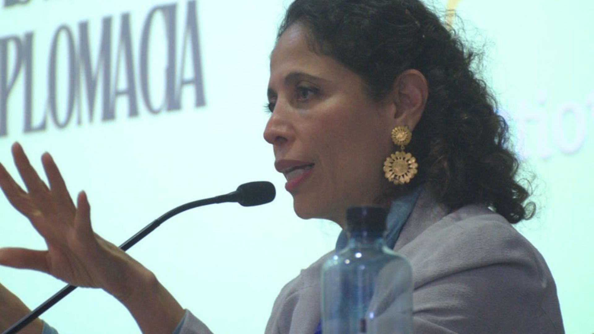 La funcionaria diplomática recibió un plazo perentorio.