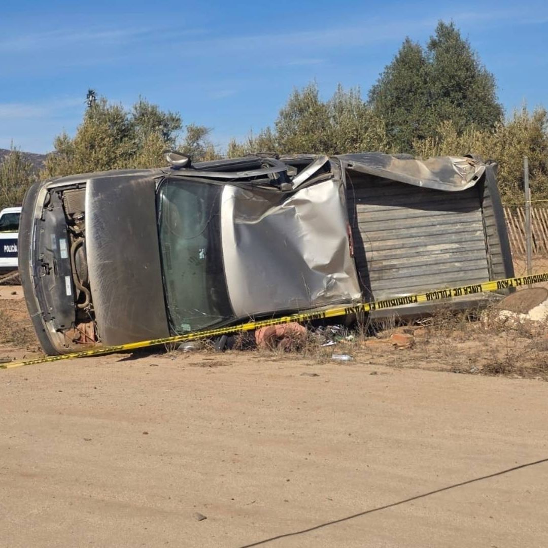 Camioneta Volcada en Ejido El Porvenir en Ensenada