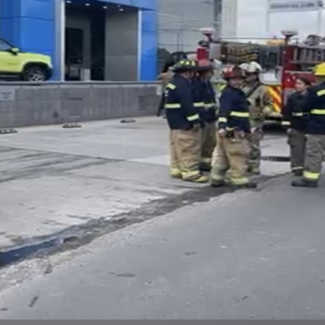 Se Incendia Agencia Automotriz en Lomas de Casa Blanca en Querétaro