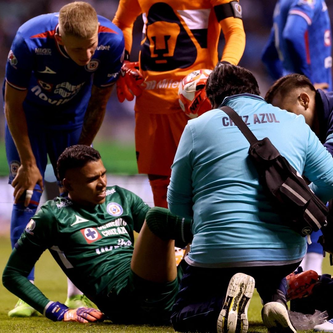 Kevin Mier, guardameta celeste, estará varios meses fuera de las canchas debido a una fractura de tibia.