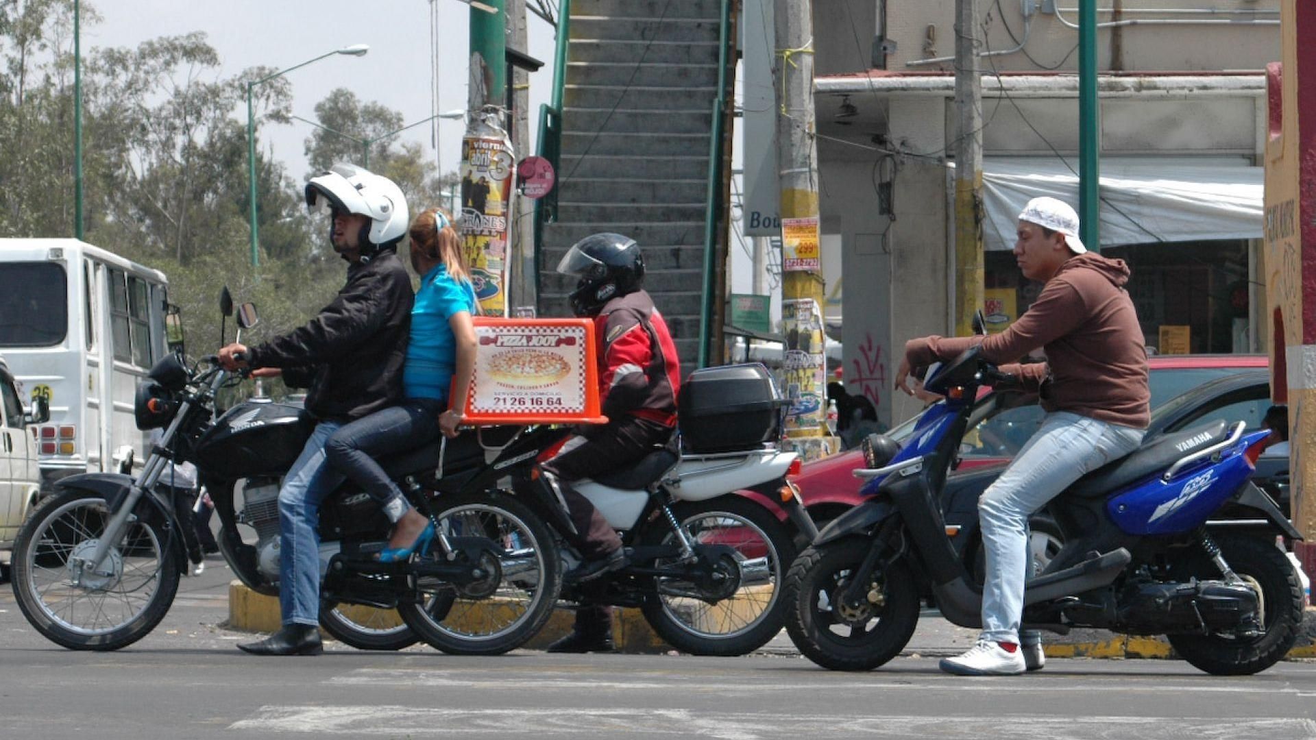 Motociclistas transitan por calles de Nezahualcóyotl, Estado de México