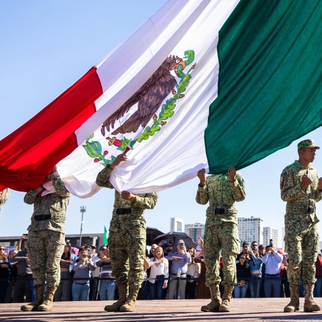 Soldados izando la bandera de México