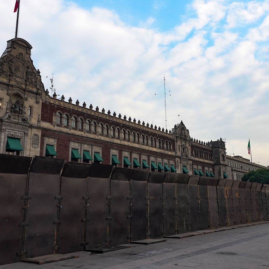 Vallas en Palacio Nacional colocadas luego de anuncio de marchas en CDMX. Foto: Cuartoscuro