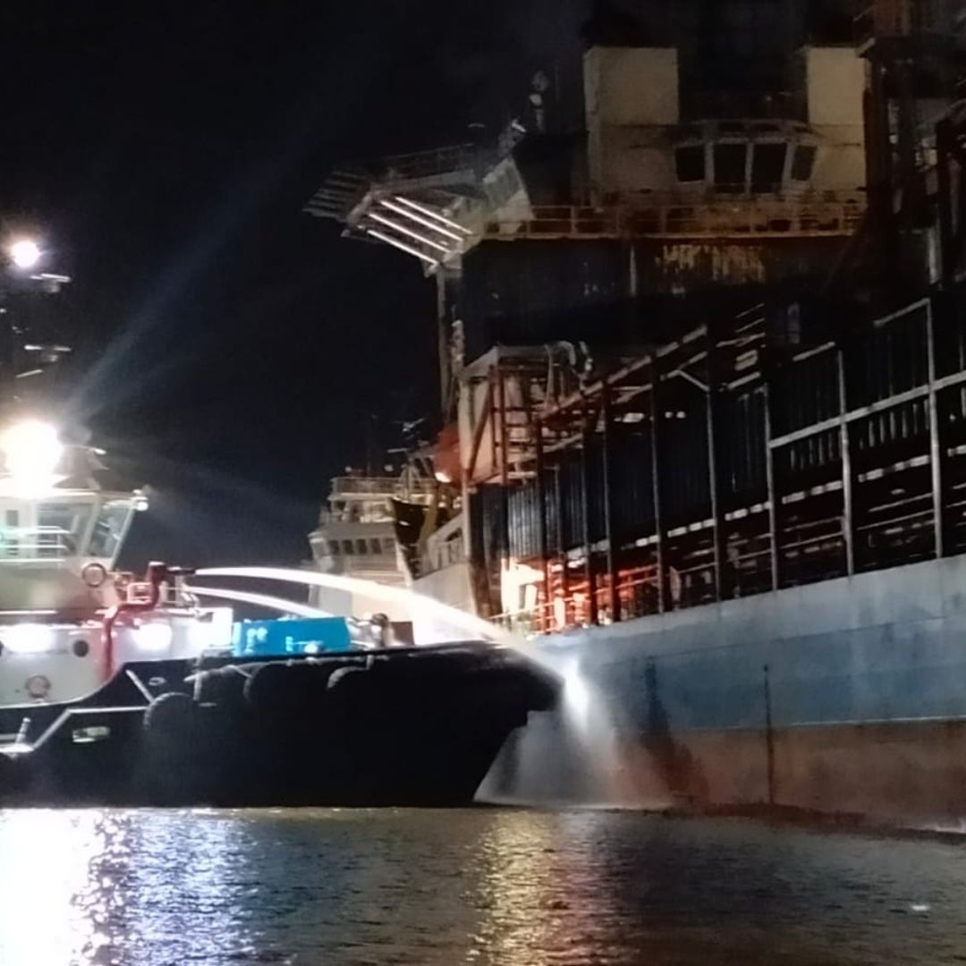 El martes 11 de noviembre minutos después de las diez de la noche, se pudo apreciar al buque con una nube de humo blanco que emanaba del interior del barco.