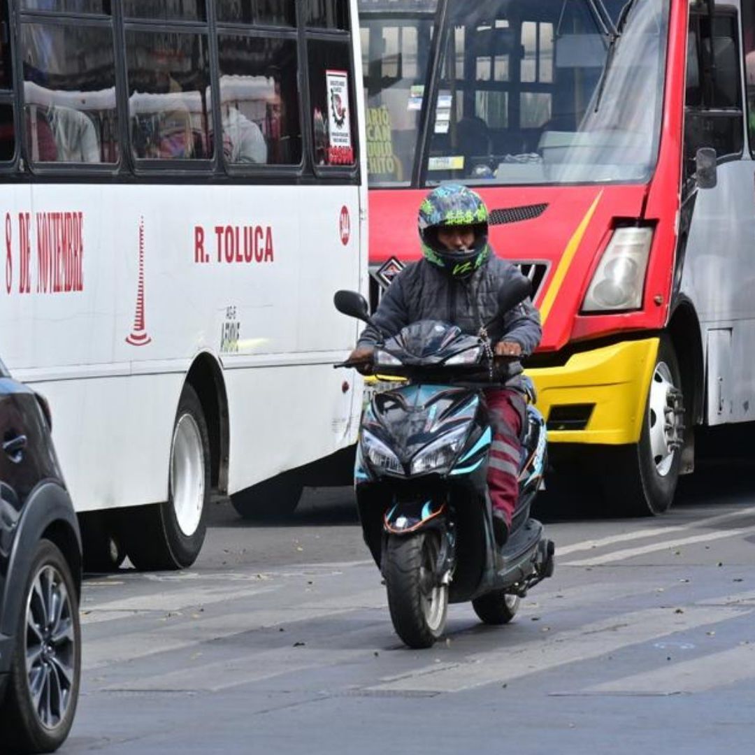 Motociclista en calles de Estado de México