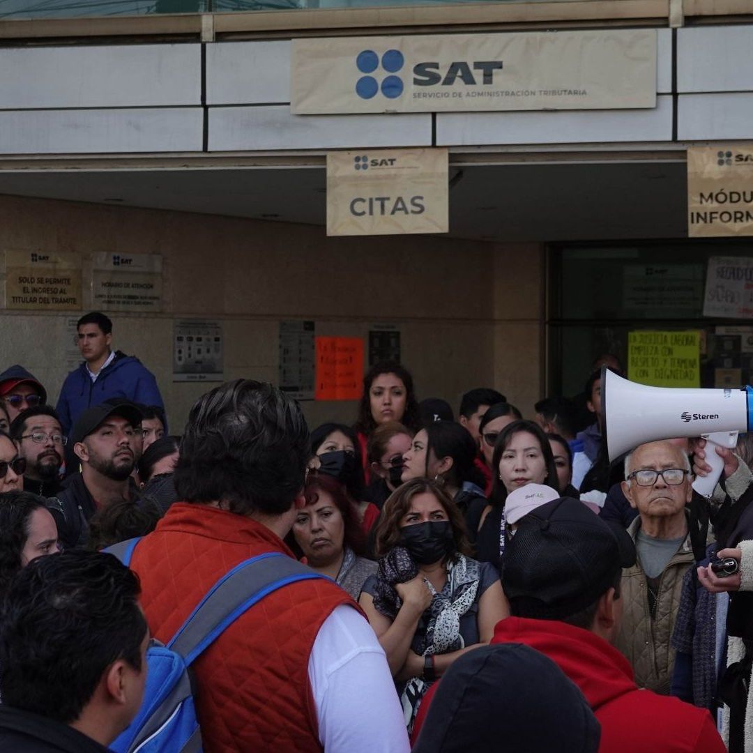 Protesta de trabajadores del SAT, en CDMX, en octubre de 2025