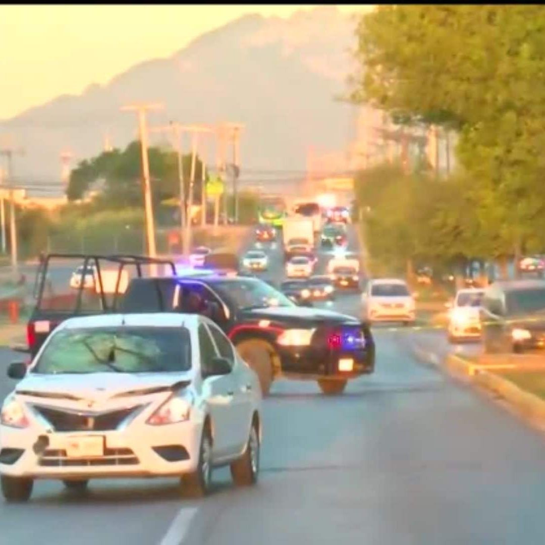 Carro dañado por atropellar mujer