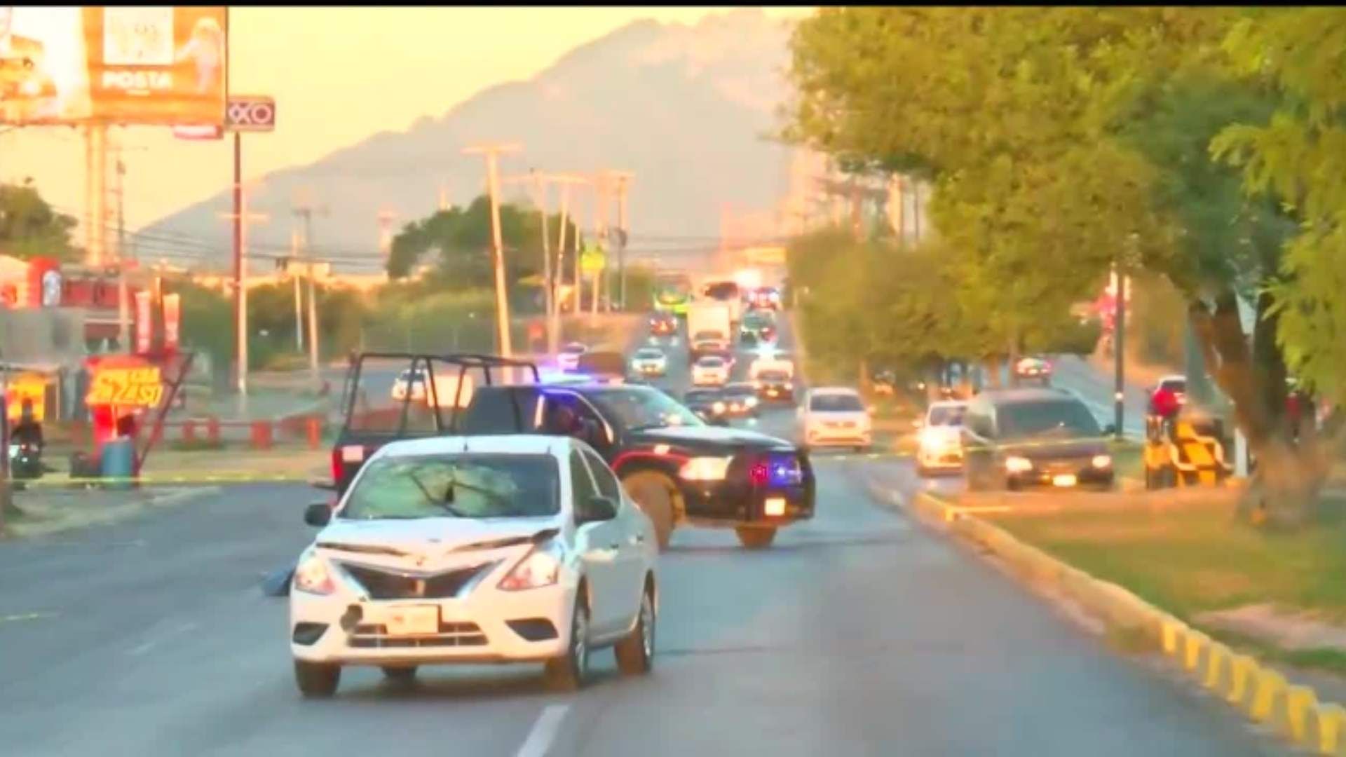 Carro dañado por atropellar mujer