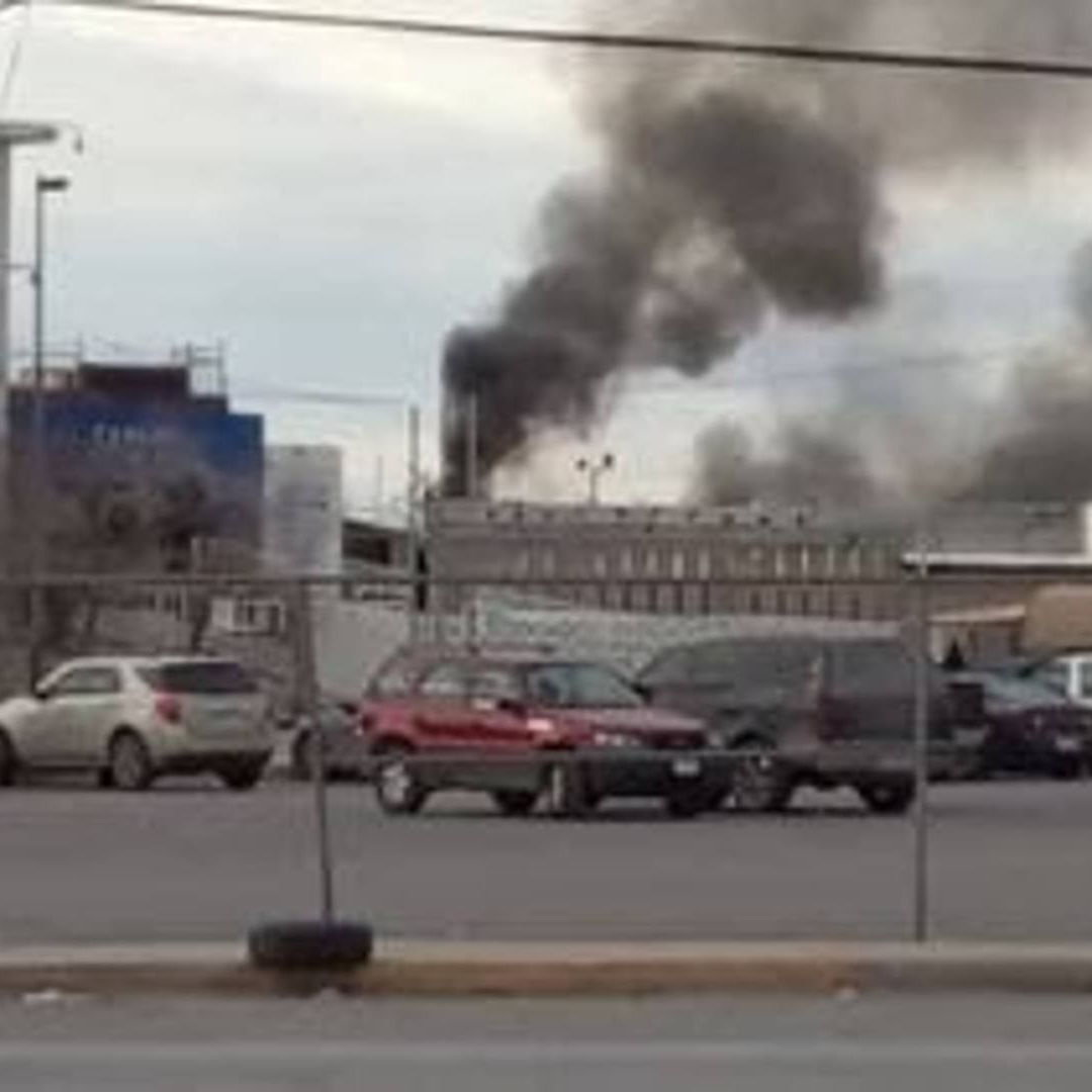 Dos columnas de humo se aprecian en el Cereso número 3 de Ciudad Juárez.