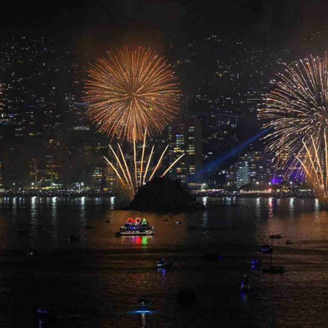 Espectáculo pirotécnico en la Bahía de Acapulco para despedir el año viejo