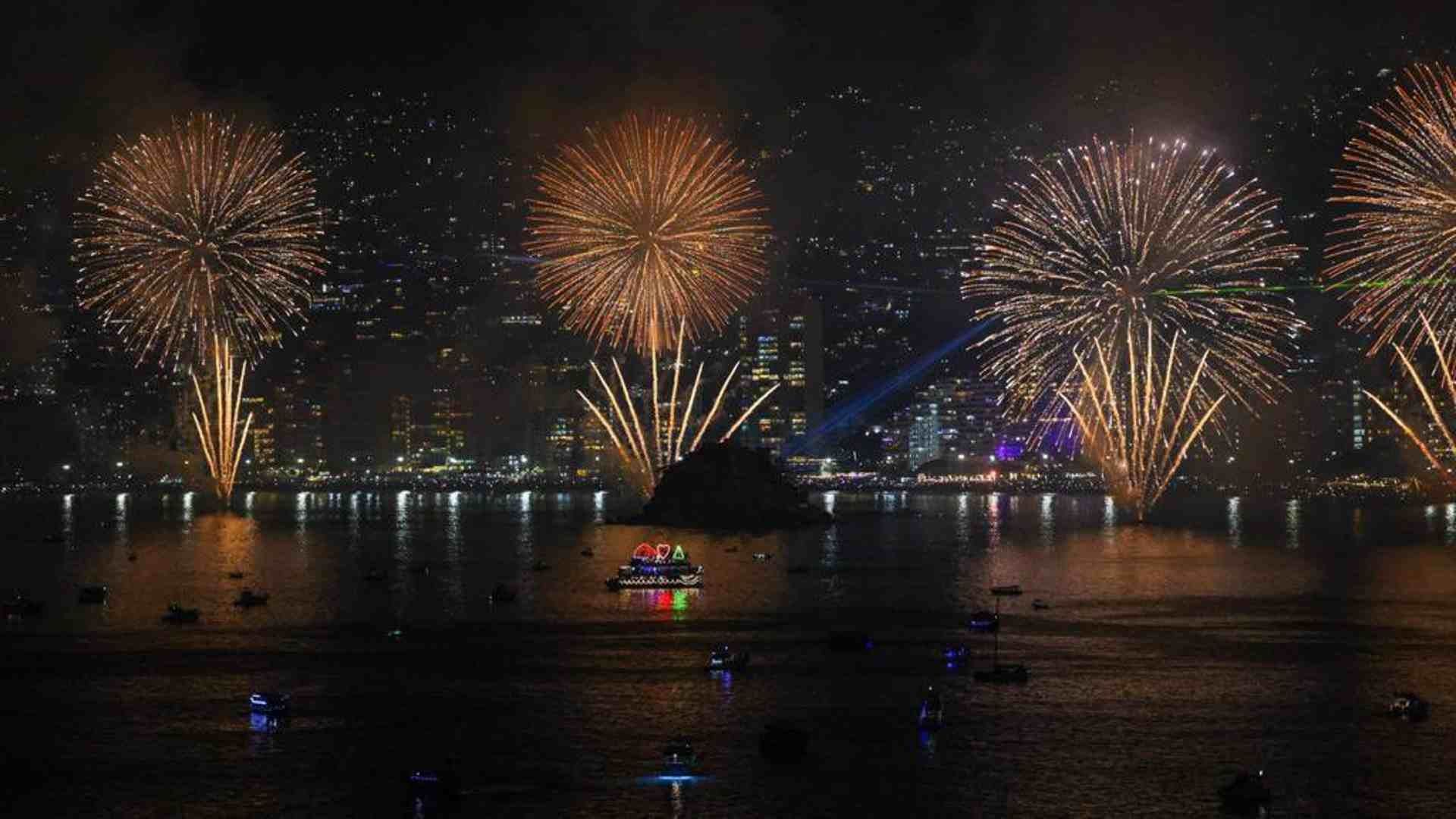Espectáculo pirotécnico en la Bahía de Acapulco para despedir el año viejo