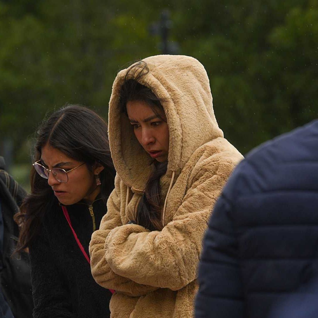Personas se abrigan ante el descenso de la temperatura en Toluca, Edomex, 2025. Foto: Cuartoscuro | Archivo