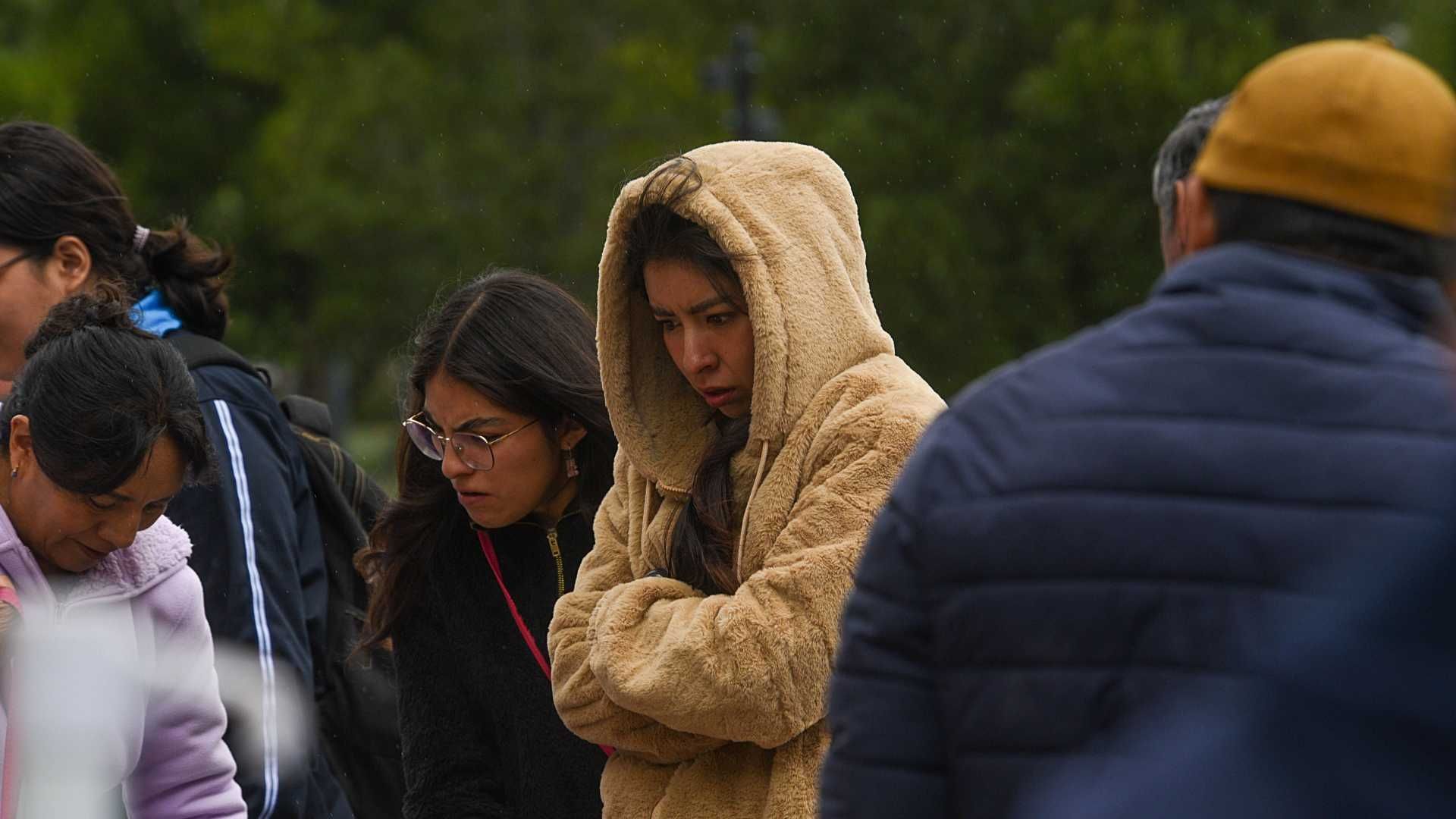 Personas se abrigan ante el descenso de la temperatura en Toluca, Edomex, 2025. Foto: Cuartoscuro | Archivo