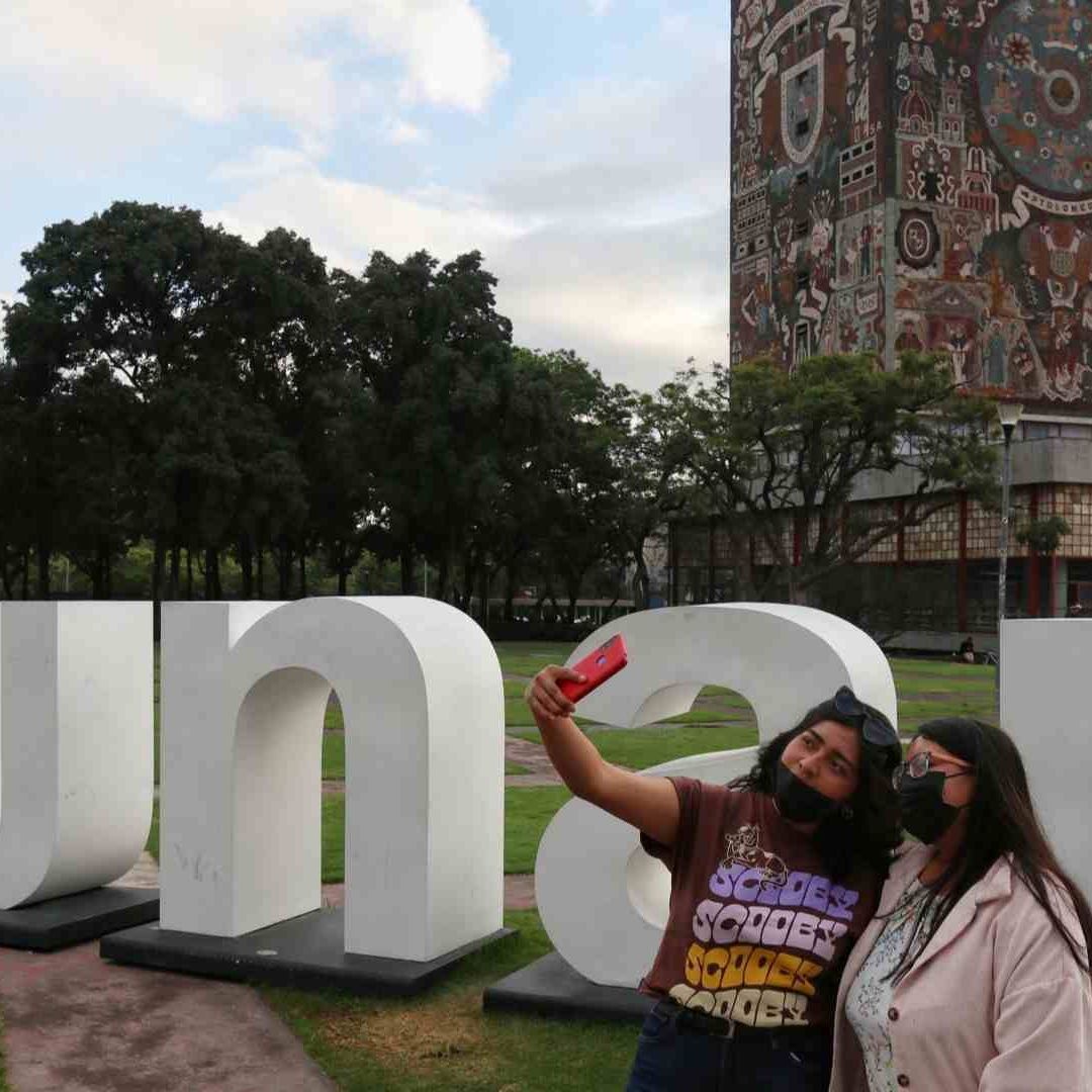 La credencial UNAM de exalumno ofrece varios descuentos en diversos establecimientos y tiendas