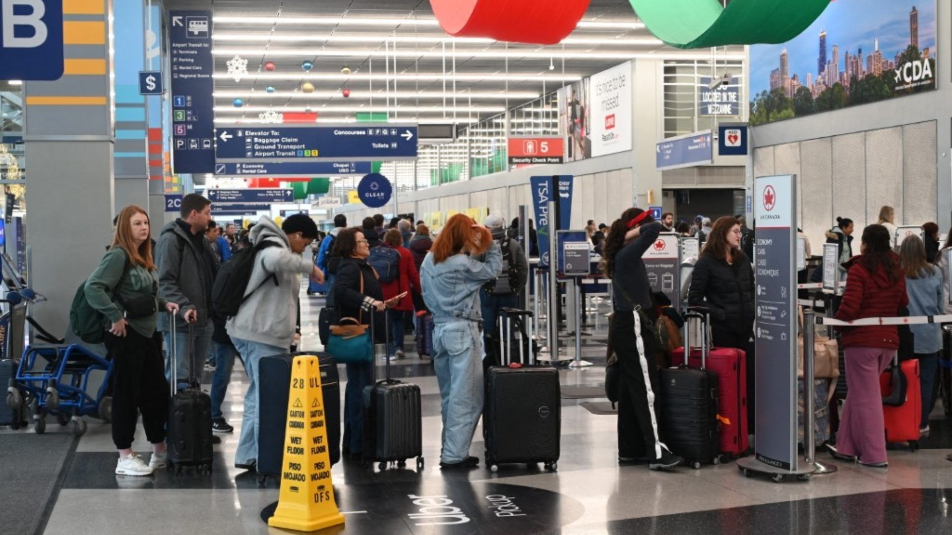 Cancelan 2,700 vuelos en EUA por cierre de gobierno; suman más de 5 mil en 3 días.
