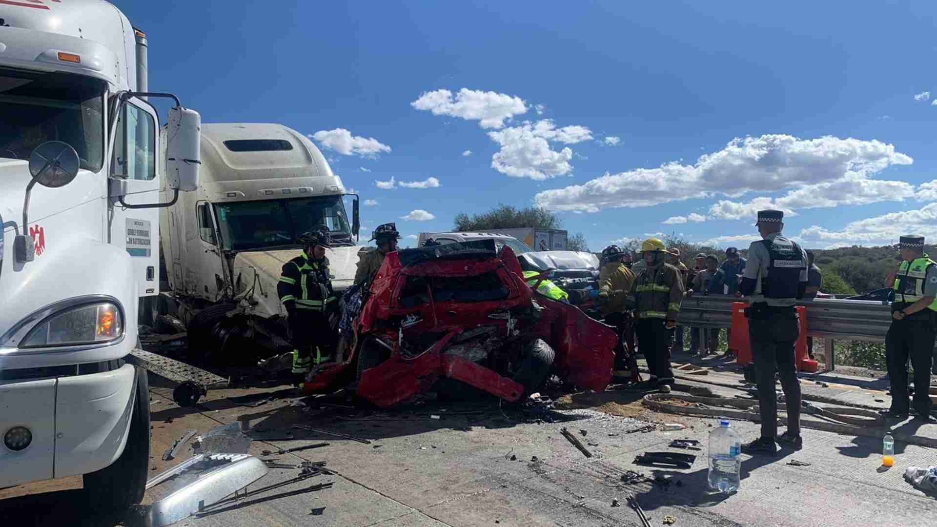 Carambola Entre Autos Deja 1 Muerto y 10 Heridos en la México-Querétaro