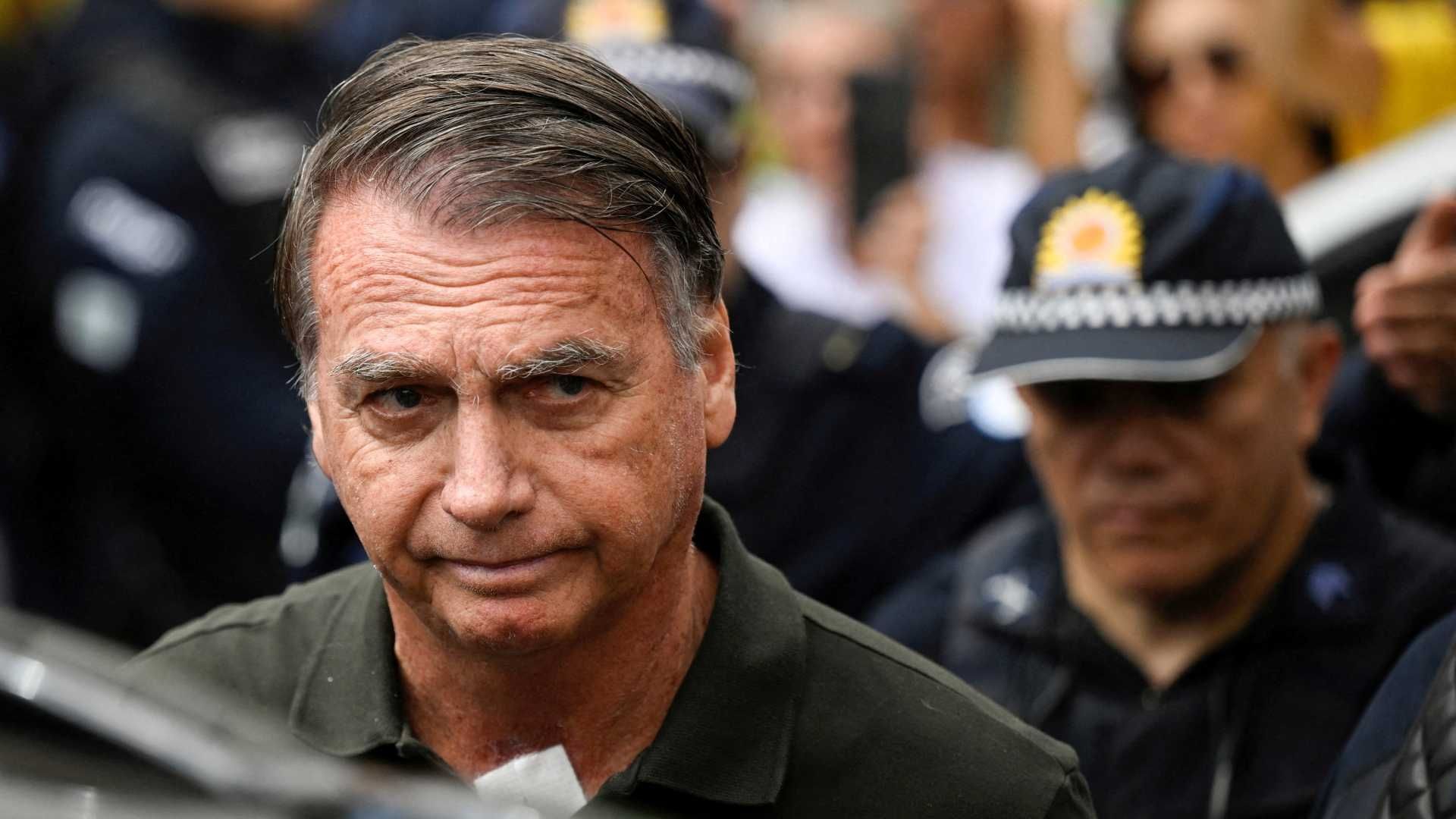 Jair Bolsonaro sale del hospital donde se sometió a una cirugía en  septiembre de 2025. Foto: Reuters | Archivo