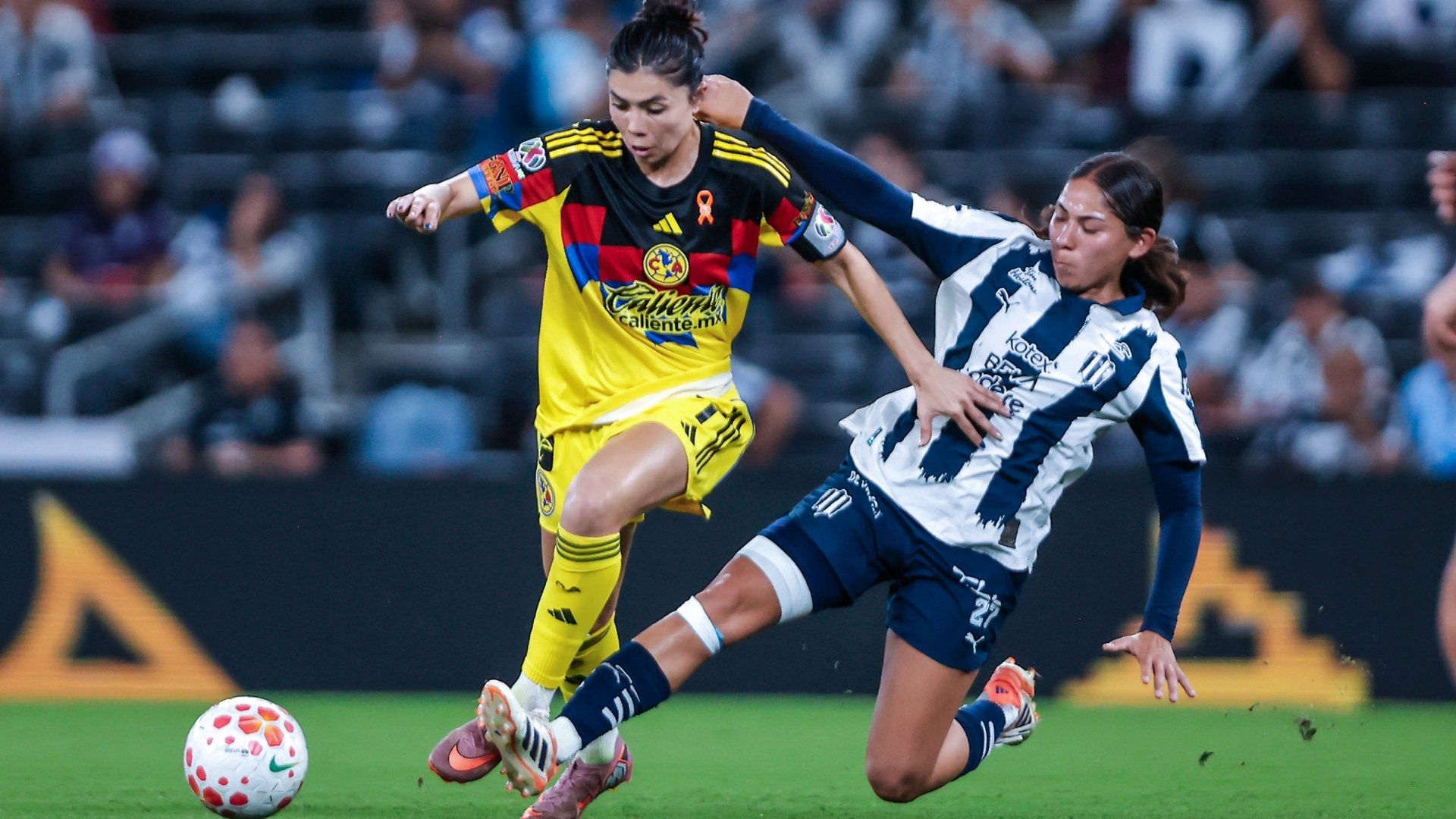 Las futbolistas del América y el Monterrey sostuvieron un duelo intenso en cuartos de final de la Liga MX femenil.