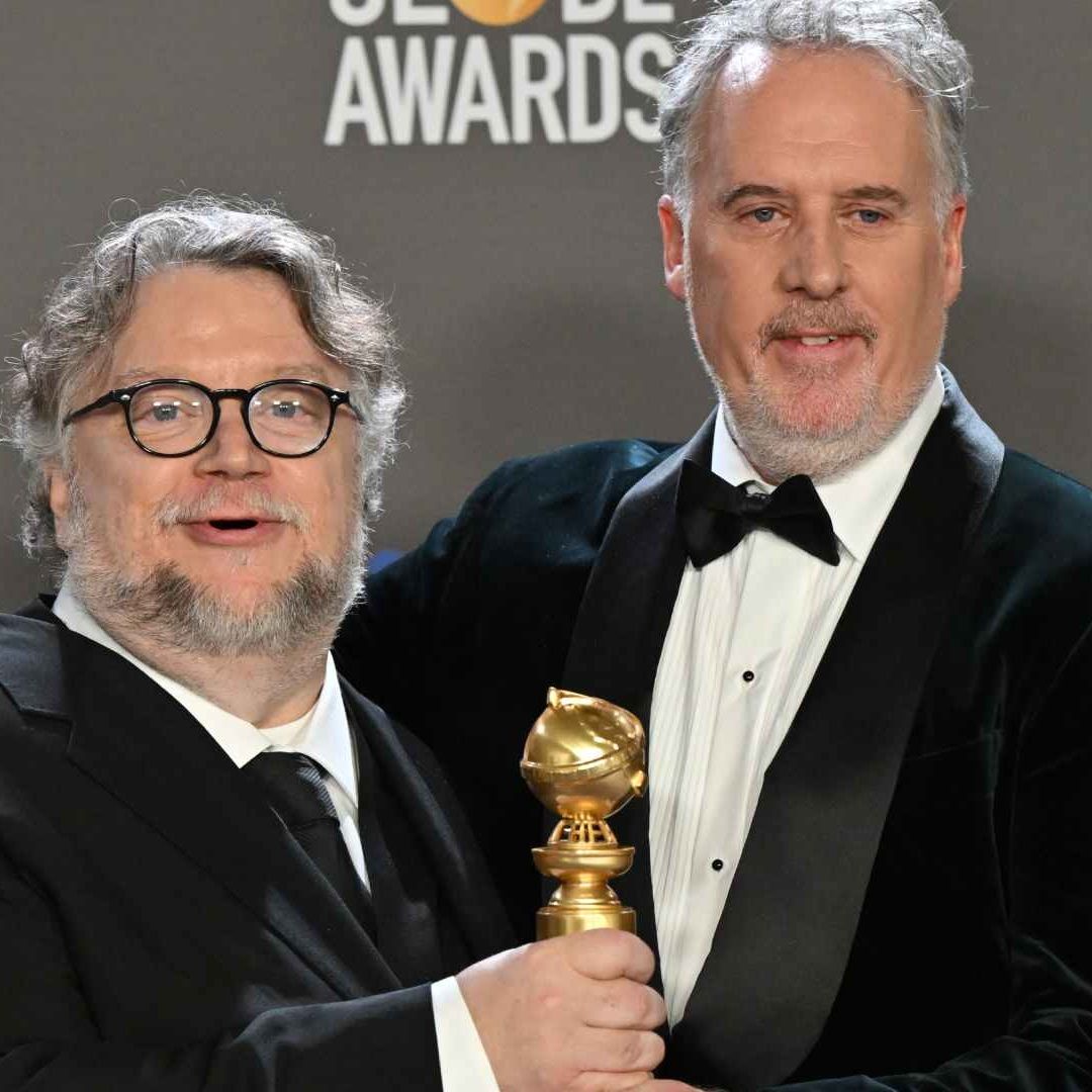 Guillermo del Toro posa con el premio por "Pinocho”