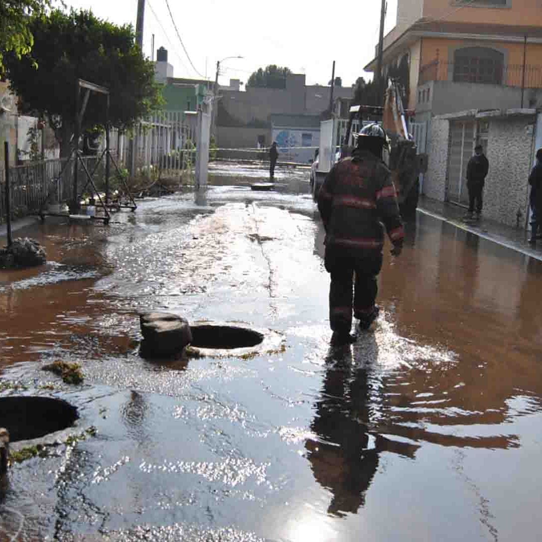 La fuga se originó en el ducto Los Reyes del Sistema Cutzamala, en la zona de Santa María Tulpetlac.