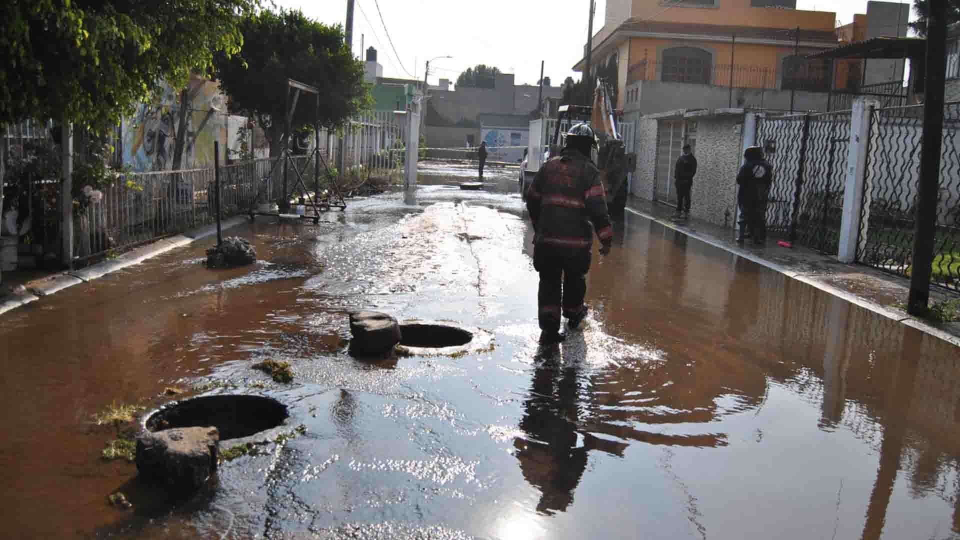 La fuga se originó en el ducto Los Reyes del Sistema Cutzamala, en la zona de Santa María Tulpetlac.