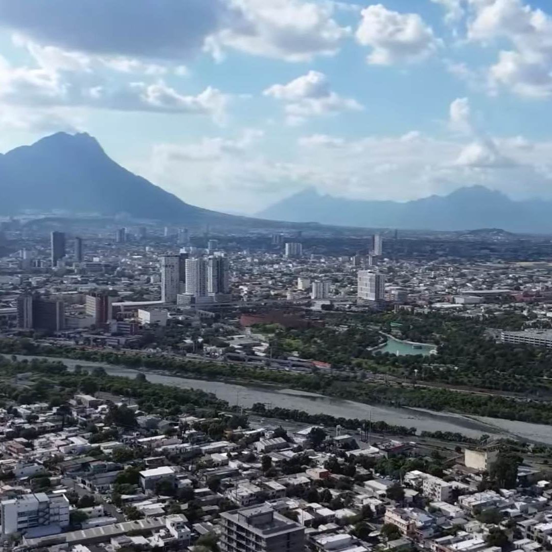 Centro de la ciudad de Monterrey con cielo despejado