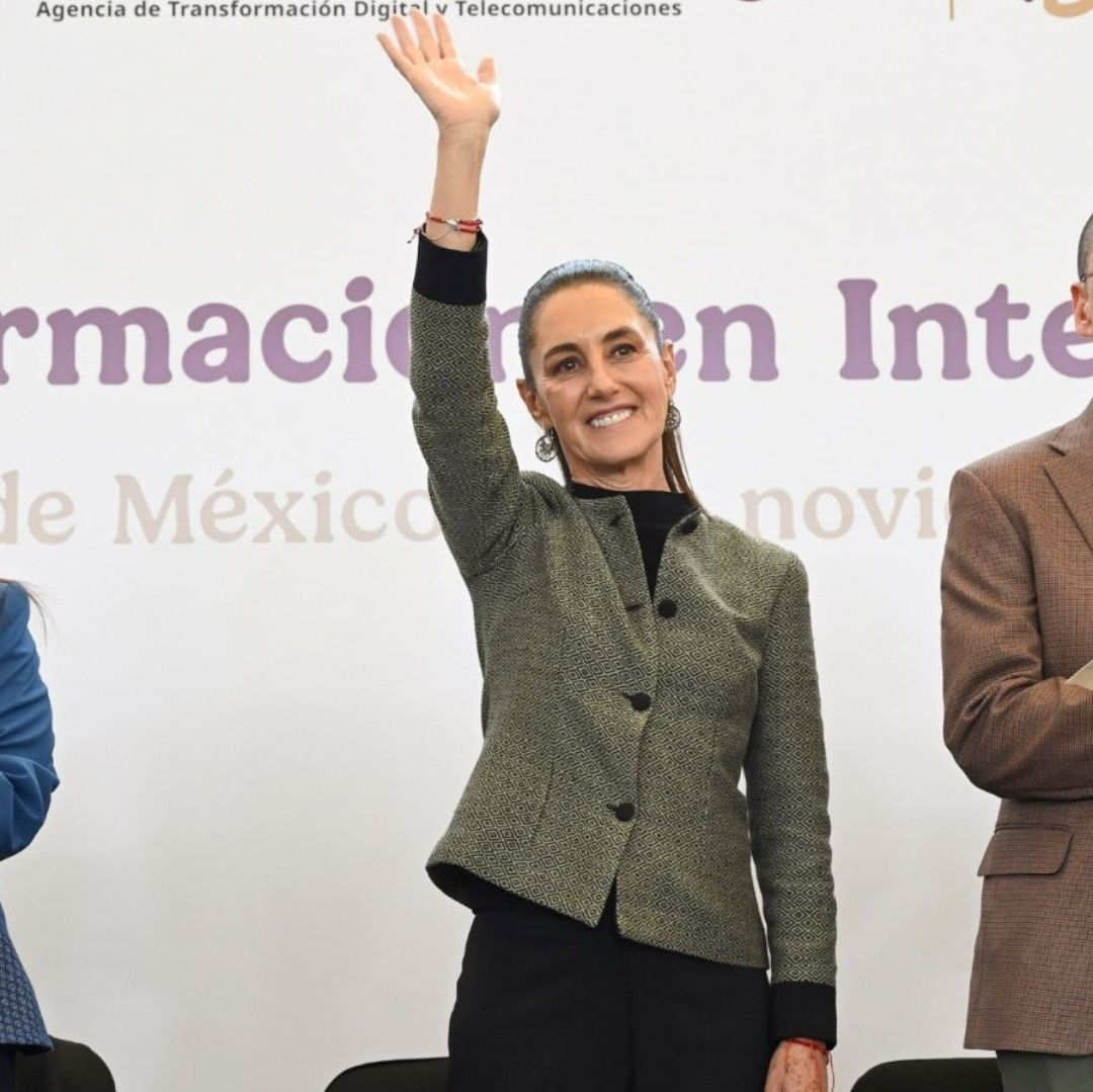 Una mujer saluda.