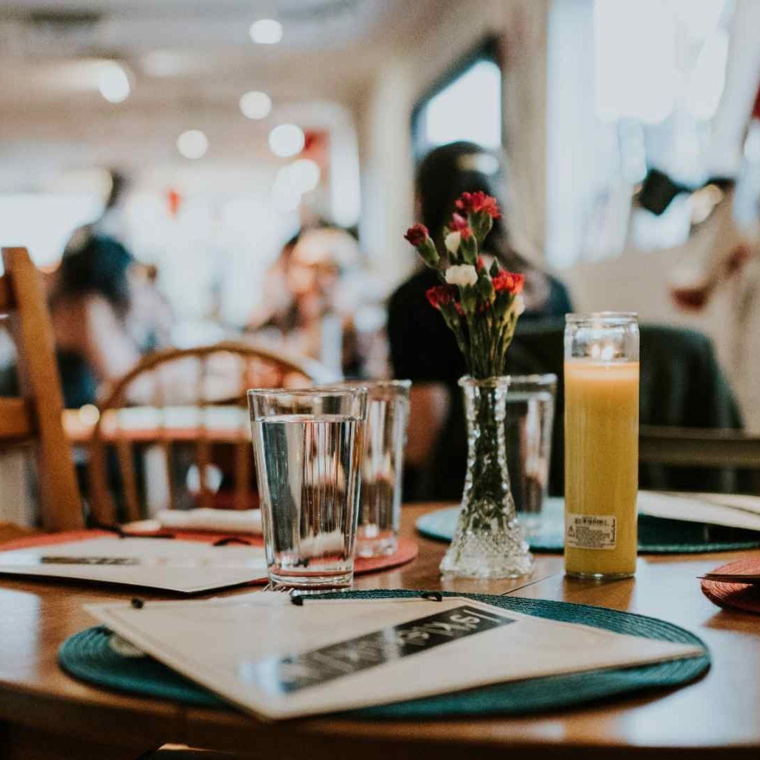 ¿Es obligatorio dejar propina en un restaurante? Esto dice Profeco