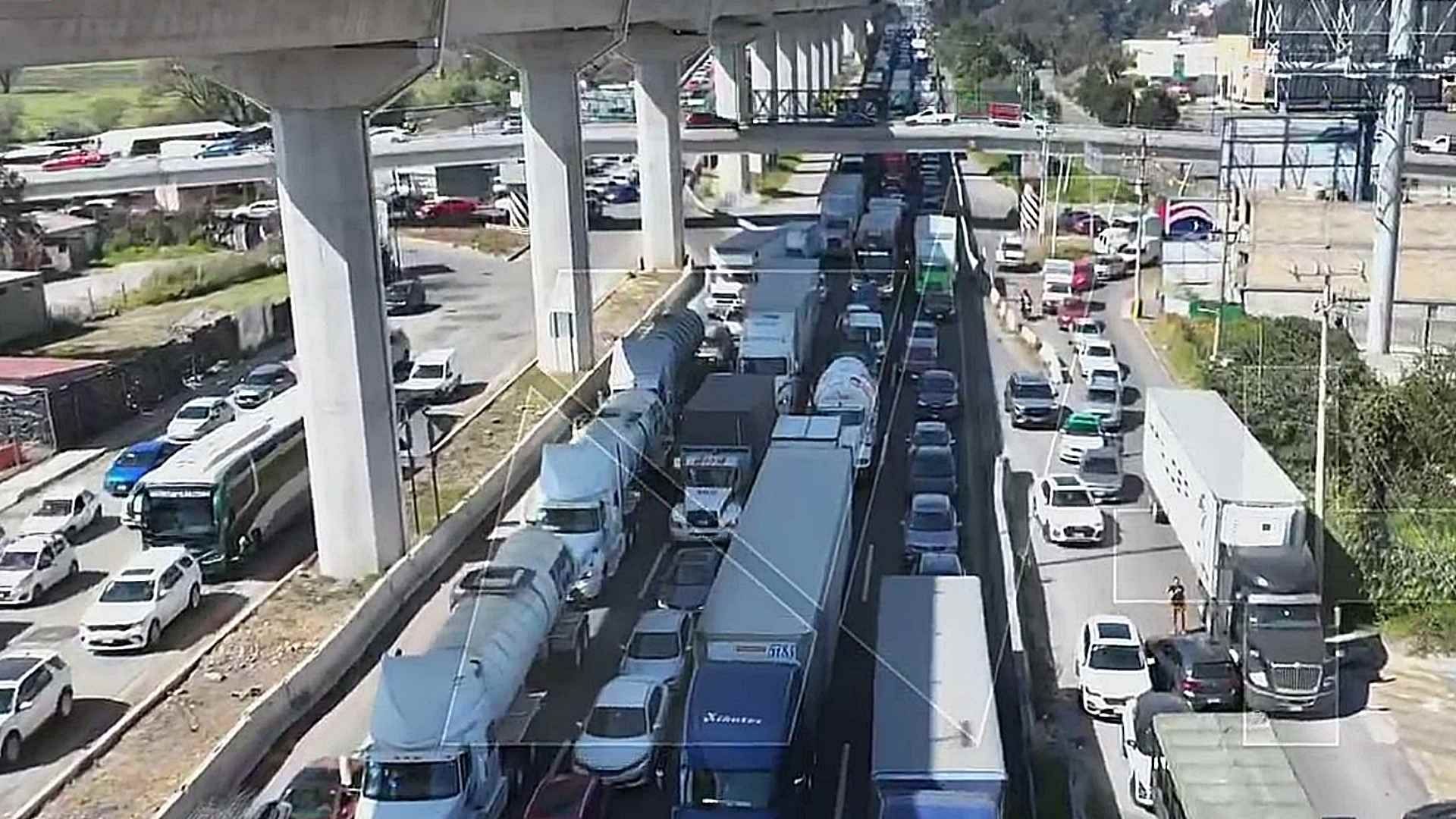 Filas de autos varados ante bloqueo en la México-Toluca. Foto: N+