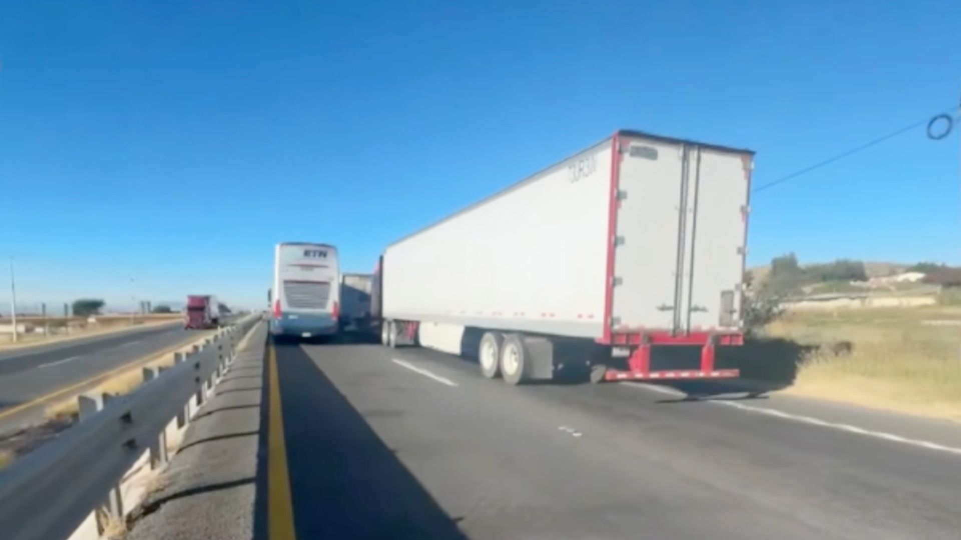 Sigue Bloqueo de Campesinos en la Carretera Pénjamo - La Piedad en Guanajuato. Foto: Nmás Bajío