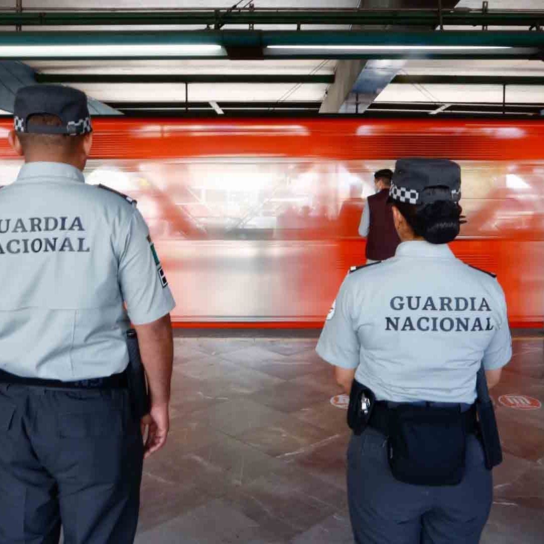 Elementos de la Guardia Nacional vigilan instalaciones del Metro de la CDMX
